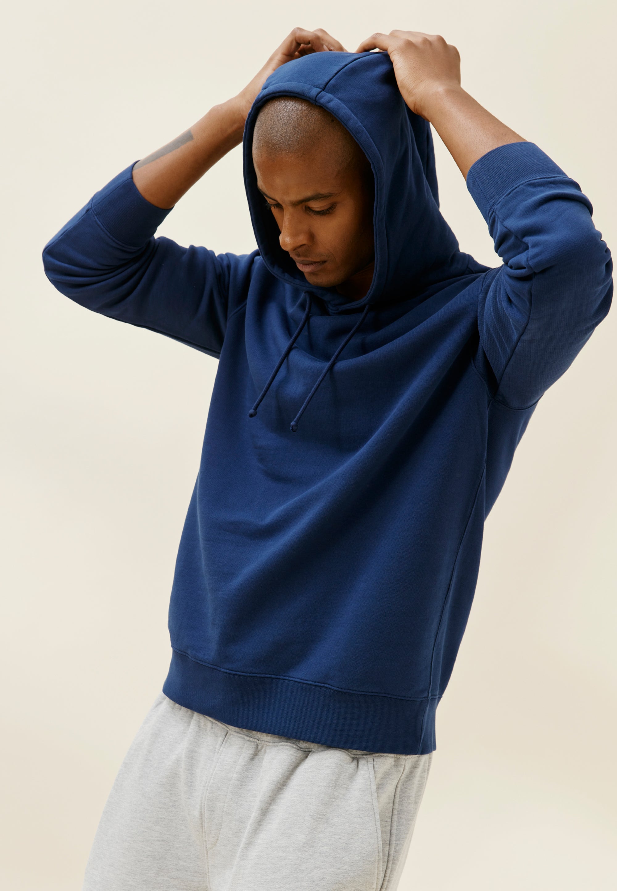 Sweat a capuche bleu shops marine