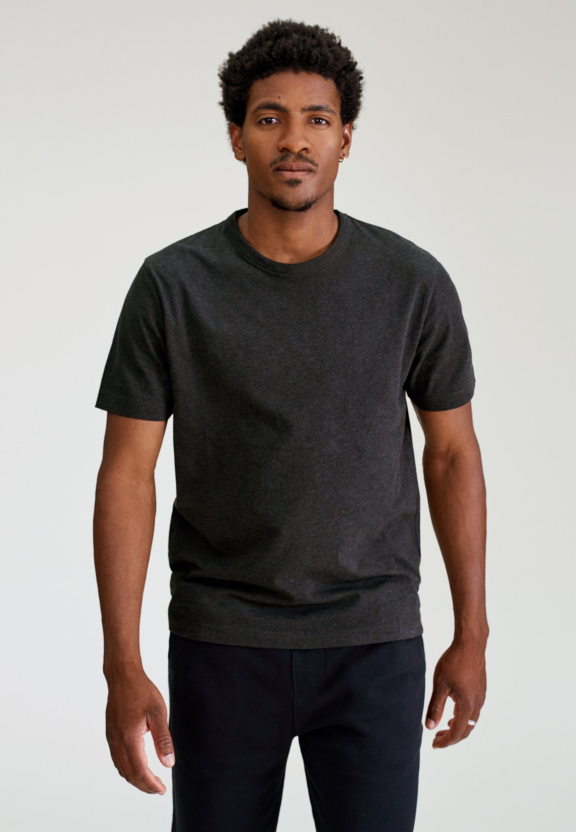 t-shirt coton gris anthracite homme face main