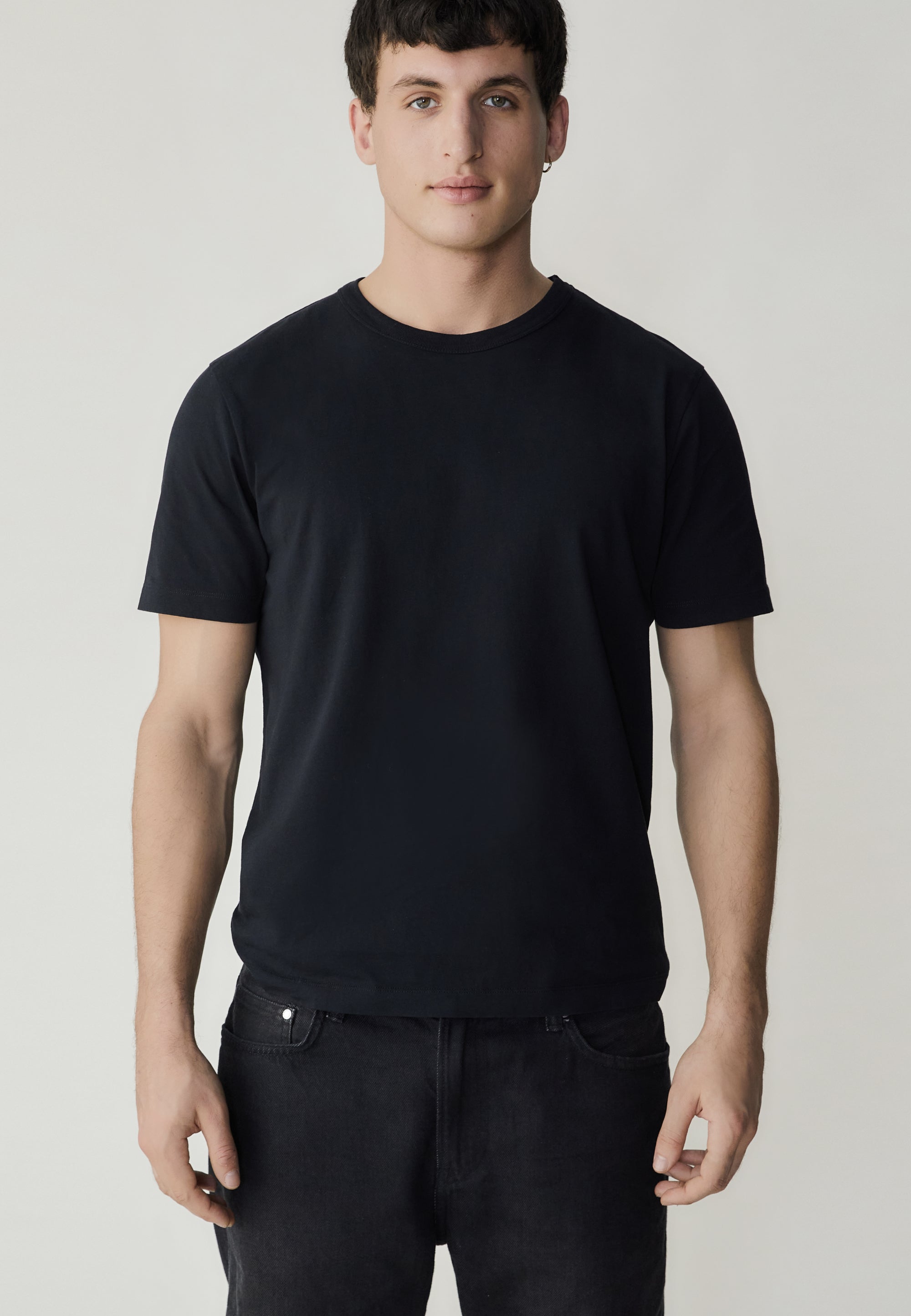 t-shirt coton noir homme face main