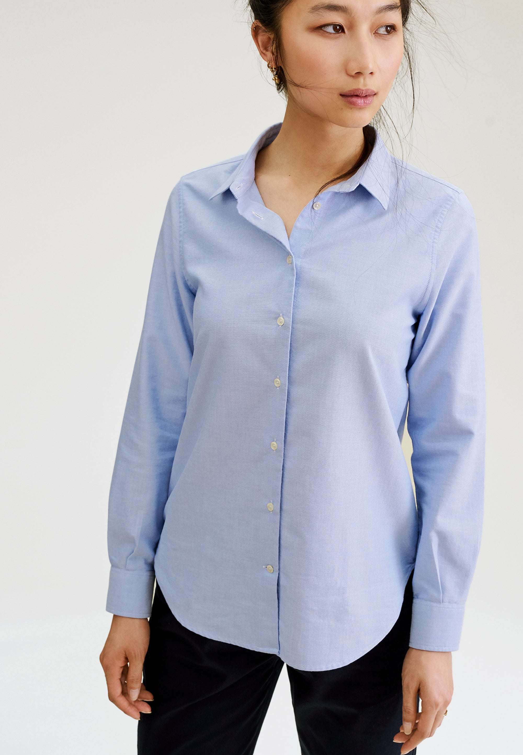 chemise oxford femme bleu ciel face main