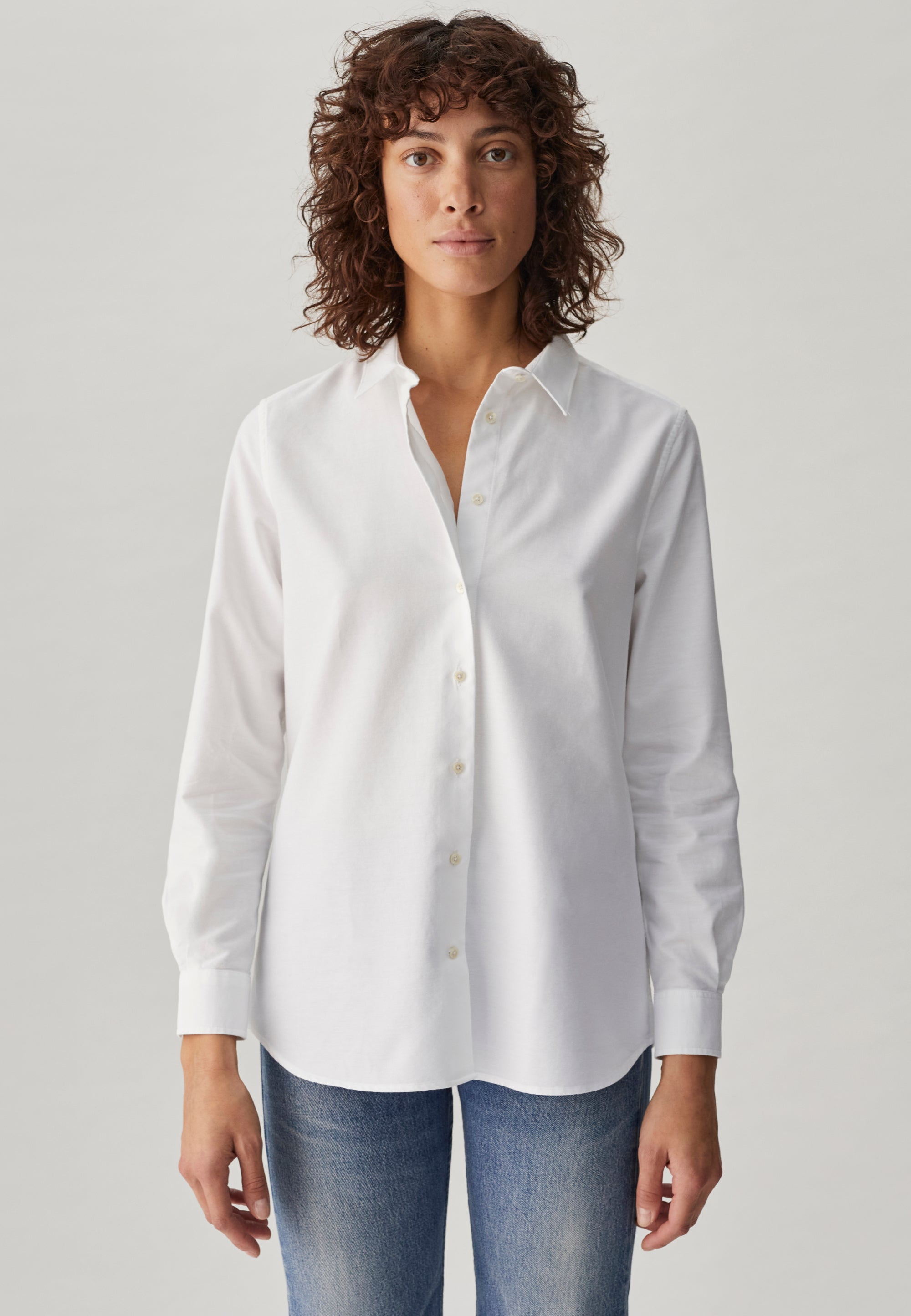 chemise oxford femme blanc face main