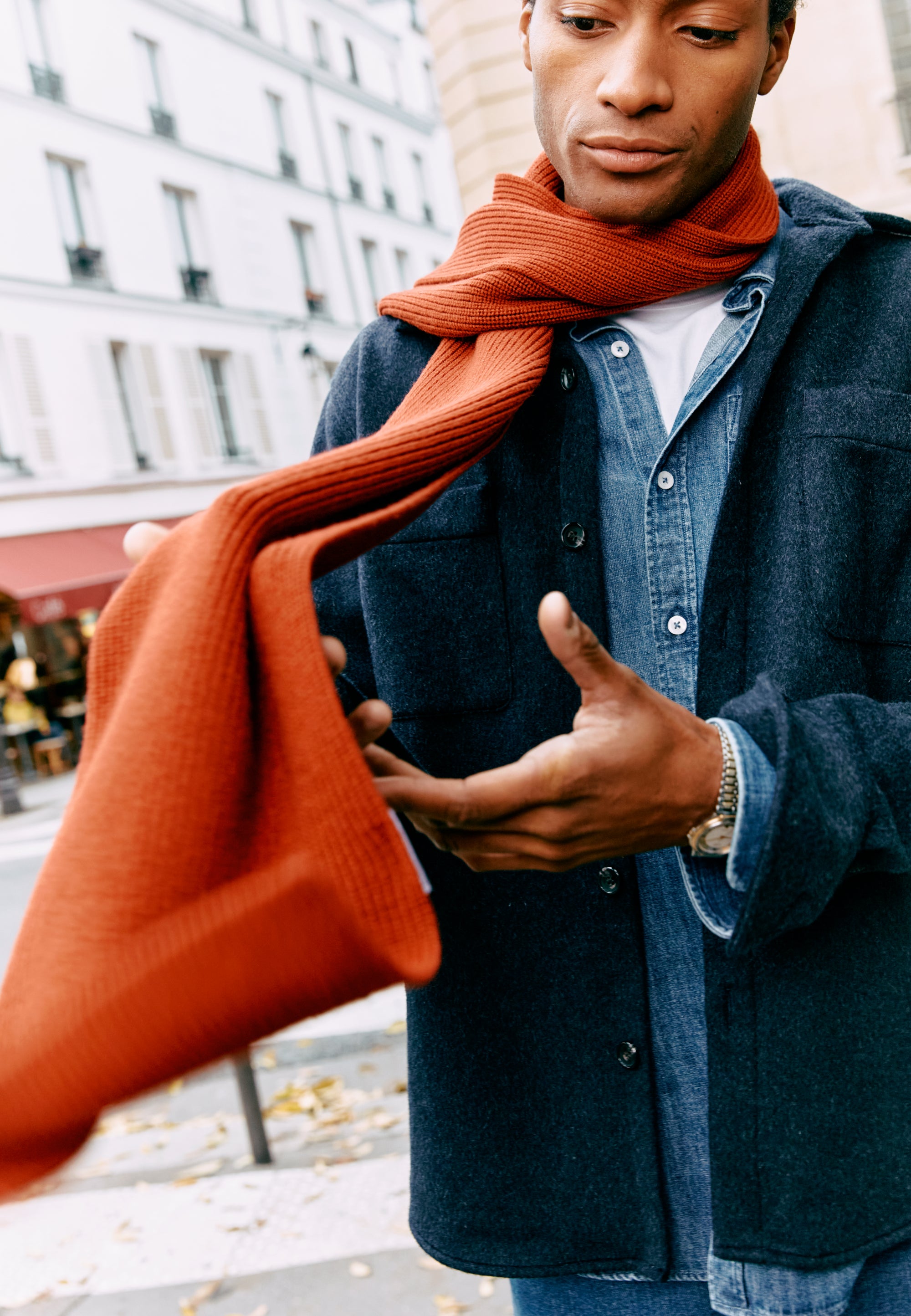 écharpe en laine loom terracotta homme mouvement