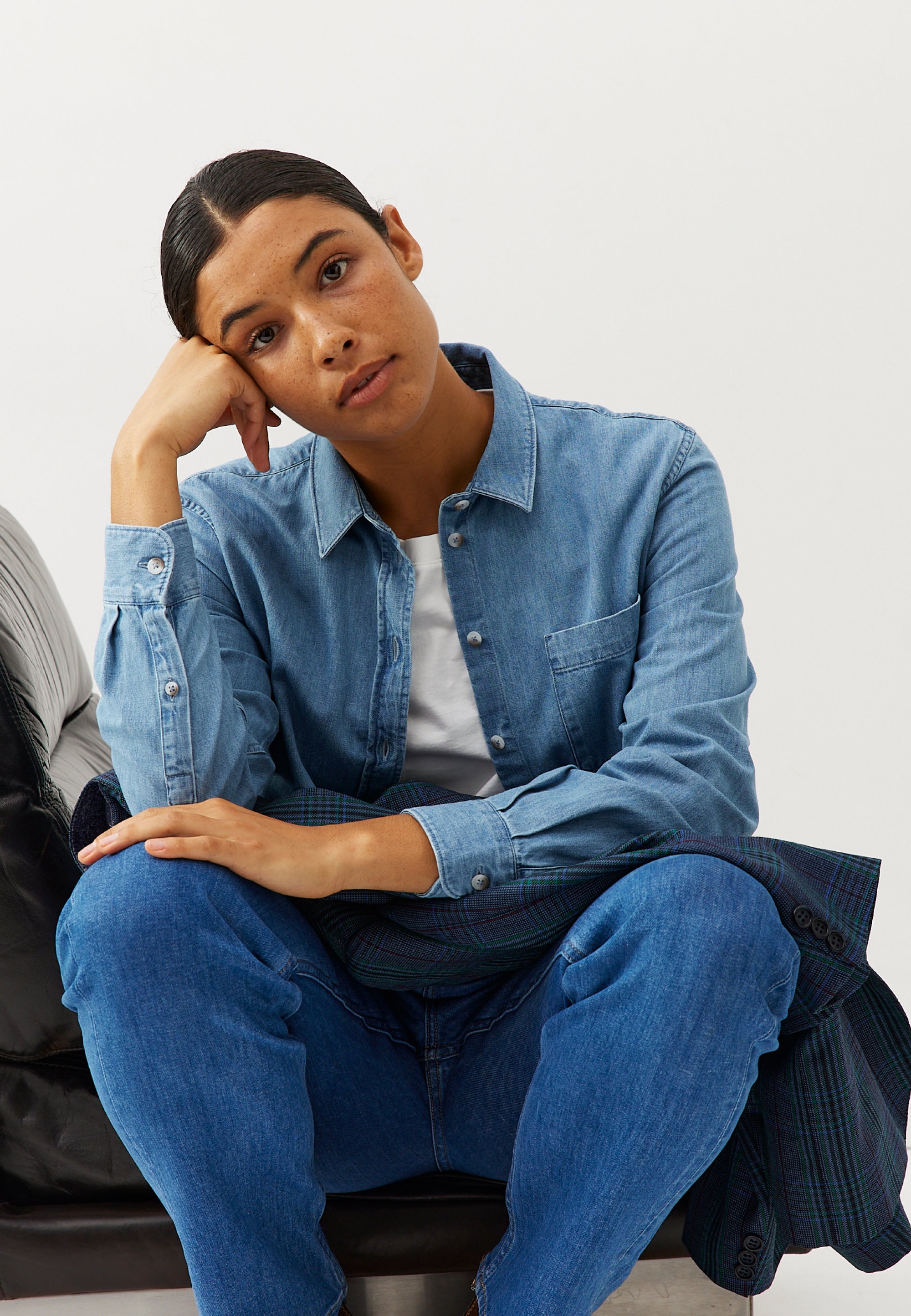 chemise en jean femme loom bleu clair look assis main